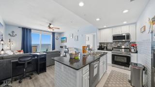 Emerald Chic BeachFront 2 bdr apt 4 beach seats and a cannope on us - 3