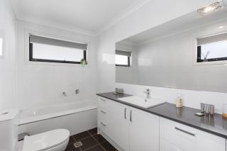 Family-Friendly 4-Bed Home with Courtyard - 5