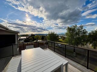 Spacious Taupō home with lake views - 5