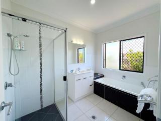 The Seahaven - Modern 5 Bedroom Family Home Close to Beach - 1