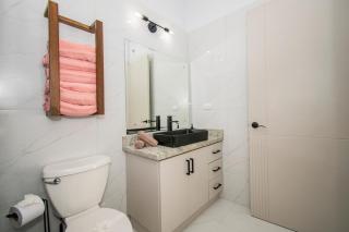 5 min walk to Uvita beach, pool, 3 bdr, AC! - 7