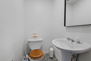 Spacious Charming Home ABODEbucks - 6