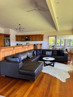 Spacious Waterfront retreat with Pontoon - 5