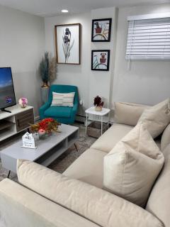 Julie's Cozy 2 Bedroom Basement Apartment - 9