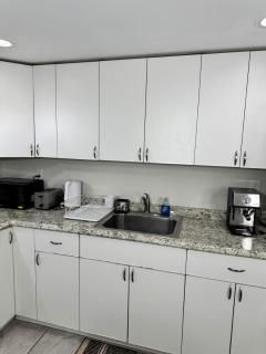 Julie's Cozy 2 Bedroom Basement Apartment - 2
