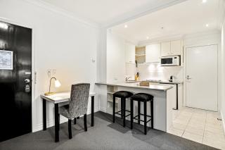 1-Bed Stay in Melbournes Heart - 4