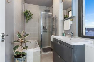 Modern Double bedroom in city apartment room 1 - 6