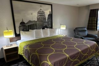 Super 8 by Wyndham Pella - 6