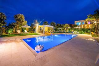 7 Bedroom Luxury Villa - Pool, Garden & Parking - Happy Rentals - 6