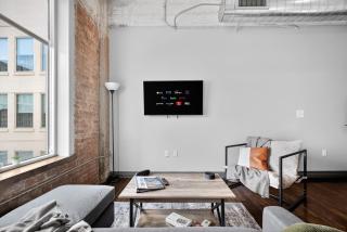 Modern Downtown Apartment | Pool, Laundry, Valet Parking - 2