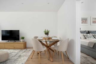 Toruń Cozy Apartment with Balcony by Noclegi Renters - 4