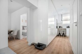 Toruń Cozy Apartment with Balcony by Noclegi Renters - 2