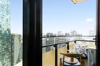 Chic 2BR City Stay by Crown Casino Skyline Views - 9