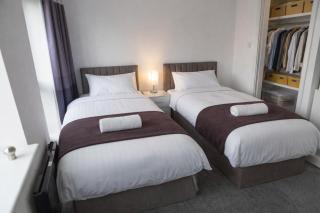 Perfect for Contractors & Families! Merridale - 7