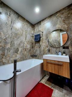 Bright Cozy City Retreat - 5