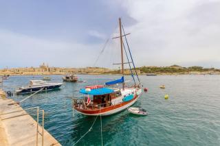 Sliema Seaside Escape with Cosy Interior - 7