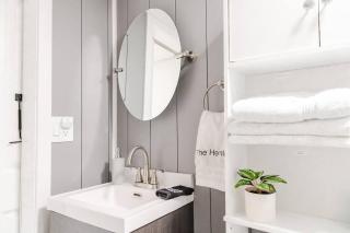 Queen Bed With a Hot-tub And Pool Table - 3