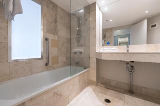 Ocean-view hotel room on Level 17 in central Surfers Paradise - Gold Coast - 3