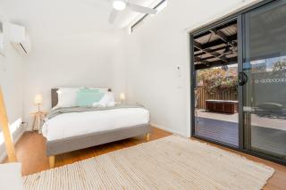 Great for groups, sleeps 11, pet friendly, CBD 4km - 9