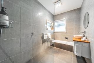 Great for groups, sleeps 11, pet friendly, CBD 4km - 1