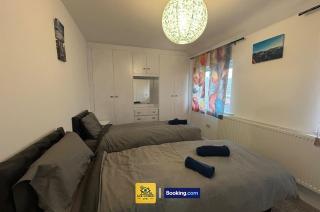 Spacious 2 BR House By Ace Homes Short Lets & Serviced Accommodation Leeds Perfect for Family & Contractors With Free Parking - 3