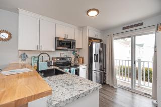 Spacious 3BR Townhouse with Pool - 2