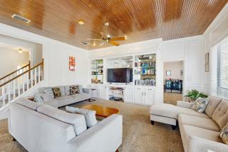 Spacious home with Canyon Lake views and a private pool - 8