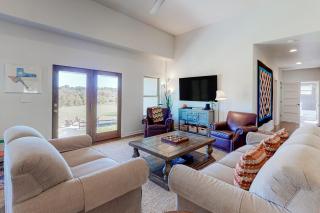 Riverfront family home with large yard, gas grill & outdoor dining area - 9