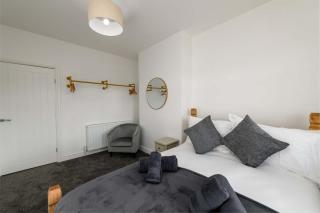 Welsh 3 Bedroom Retreat w Garden Parking Wifi - 2