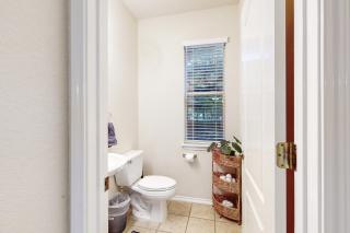 2-story house with back patio, grill, streaming, washer/dryer, & 2 living areas - 1