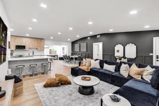 Modern & Cozy Private Pool Home - 2