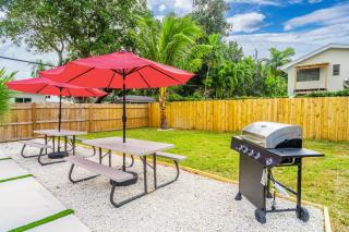 Modern & Cozy Private Pool Home - 6