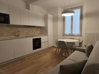 Riva Real Estate - Lake Central Suite - 6