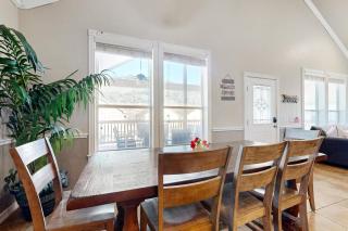 Cozy house with spacious living space, large patio, WIFI and Hill country views - 4