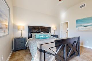 Cozy house with spacious living space, large patio, WIFI and Hill country views - 1