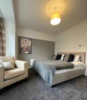 Spacious Warrington Home | Sleeps 8 | Free WiFi - 8