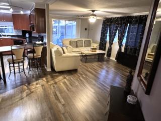 Beautiful 2BR Getaway in Jamaica Bay - 9