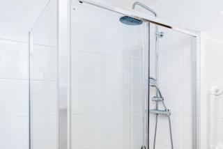 Spacious Home near Heathrow & Windsor with Parking - 2