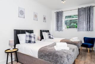 Spacious Home near Heathrow & Windsor with Parking - 5