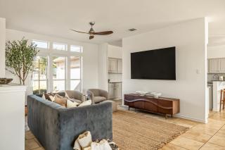 Luxury Lakeview Retreat - Pool - Hot Tub - Firepit - 1