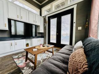 Little Luxe Hideaway at Village Farms Resort - 0