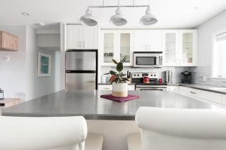 Spacious One Bedroom Queen Bed Inner City Stay - 1