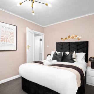 Spacious Four Bedroom House - Garden - Parking - Smart TV - Fast Wi-Fi 559T - 0