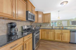 Emerald Oasis – Stylish Lakeshore Haven with Hot Tub & Fire Pit - 4