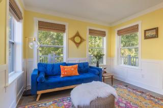 Emerald Oasis – Stylish Lakeshore Haven with Hot Tub & Fire Pit - 1