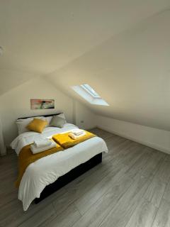 Modern 2-Bed Retreat in Thornton Heath - 3