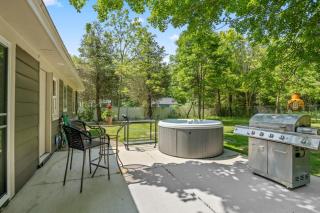 The Pines – Modern, Pet-Friendly Retreat Steps from Wedding Venue | Hot Tub & Bike Trail Access - 9