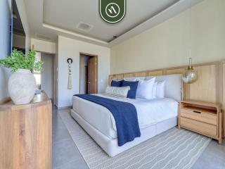 Luxury Oceanfront 3 BR Condo with Balcony - 4