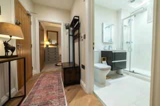 Rollestone House with Free Parking in Heart of City - 4