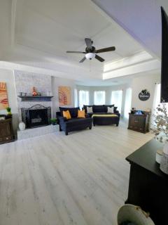 Entire Home, Watch Your Favorite Movies at the "Dive-In" Centrally Located, 3-2 with Hot Tub & Firepit - 1